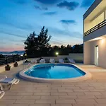 Ferienhaus Family Friendly House With A Swimming Pool Kastel Sucurac, Kastela - 21678 Kaštel Sućurac