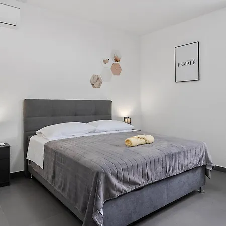 Family Friendly House With A Swimming Pool Kastel Sucurac, Kastela - 21678 Kastel Sucurac